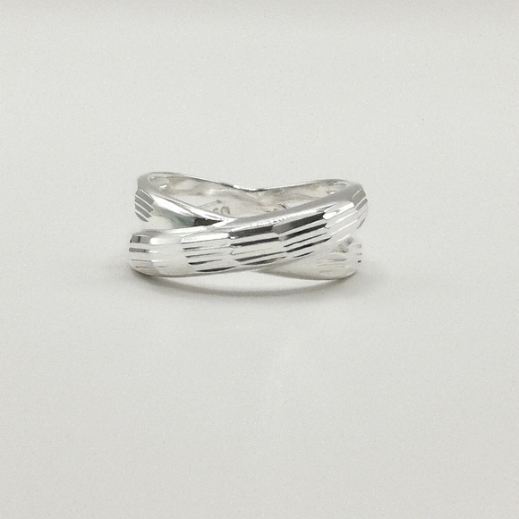 Jem Designs Shop Jewelry - Crossover ring in sterling silver size 7 🆕